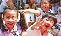 娱乐吃瓜酱送孩子上学,见证孩子成长的温馨瞬间